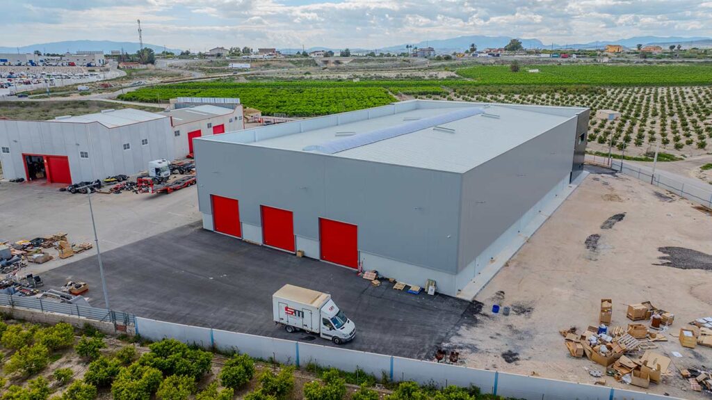 Las múltiples funciones de los cerramientos laterales de las naves industriales
